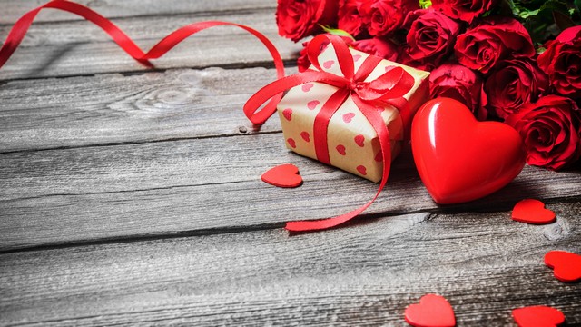 Що можна подарувати дівчині на 14 лютого