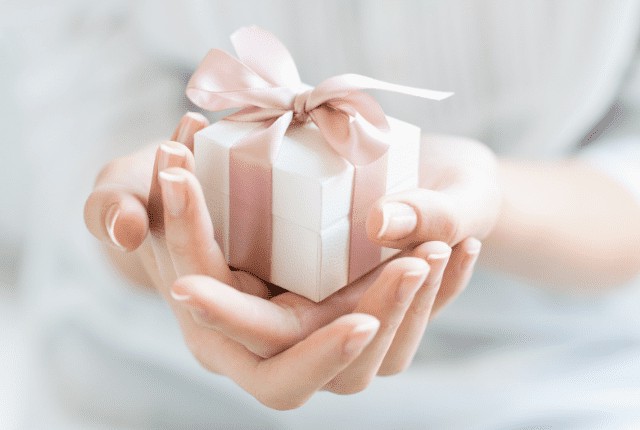 Що подарувати хресній мамі на день народження
