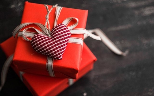 Що подарувати другу на 14 лютого