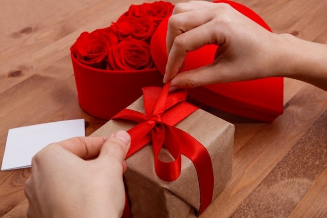Що можна подарувати на 14 лютого хлопцеві
