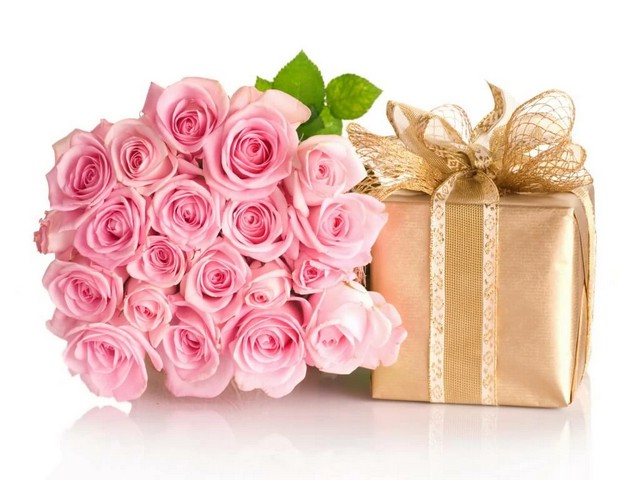 що подарувати дівчині на 8 Березня