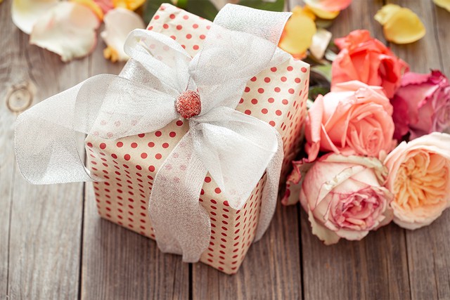 що подарувати бабусі на 8 Березня