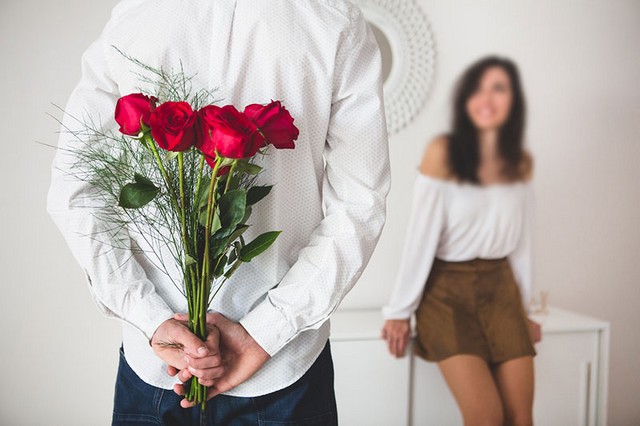 що подарувати жінці на 8 Березня