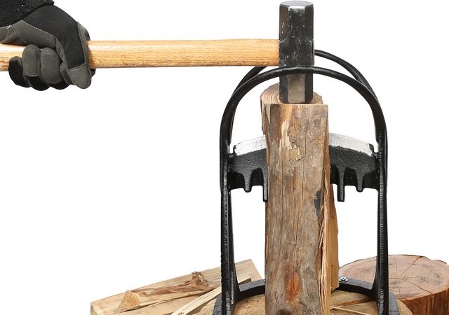 Ручний дровокол.