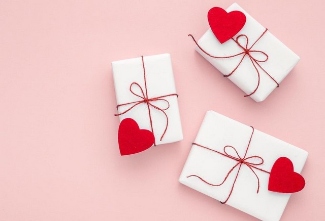 що подарувати дівчині на рік відносин
