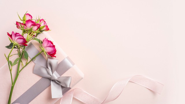 що подарувати мамі хлопця на 8 Березня