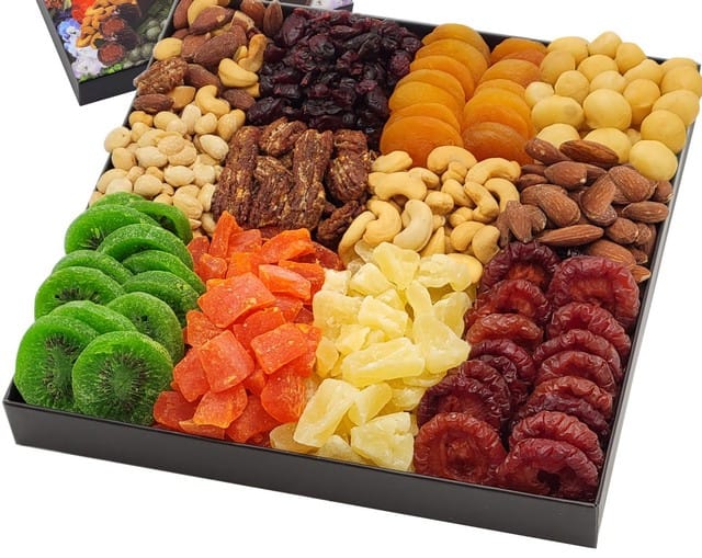 набір горіхів та сухофруктів;