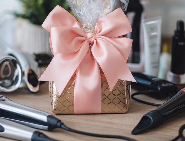 що подарувати косметологу на День народження