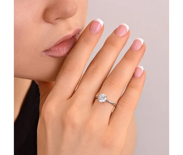 Чи можна подарувати срібну каблучку на заручини